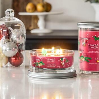 Holiday Cheer Signature Tumbler Candle ( vianočné veselie ) - Vonná sviečka
